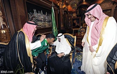 الملك يقلد النخلي وسام الملك عبدالعزيز من الطبقة الأولى