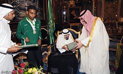 الملك يقلد النخلي وسام الملك عبدالعزيز من الطبقة الأولى
