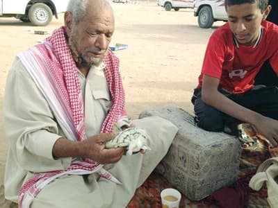 معالج شعبي يروج «خلطته السرية» مجهولة المصدر في قرى حائل