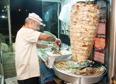 سعر «صاروخ الشاورما» يرتفع إلى 10 ريالات .. وأمانة الرياض ترفض التعليق