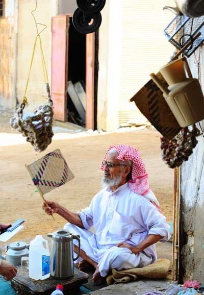 قصة مصورة : سوق ينبع الشعبي دكاكين صغيرة تختزل قصة الحركة الاقتصادية