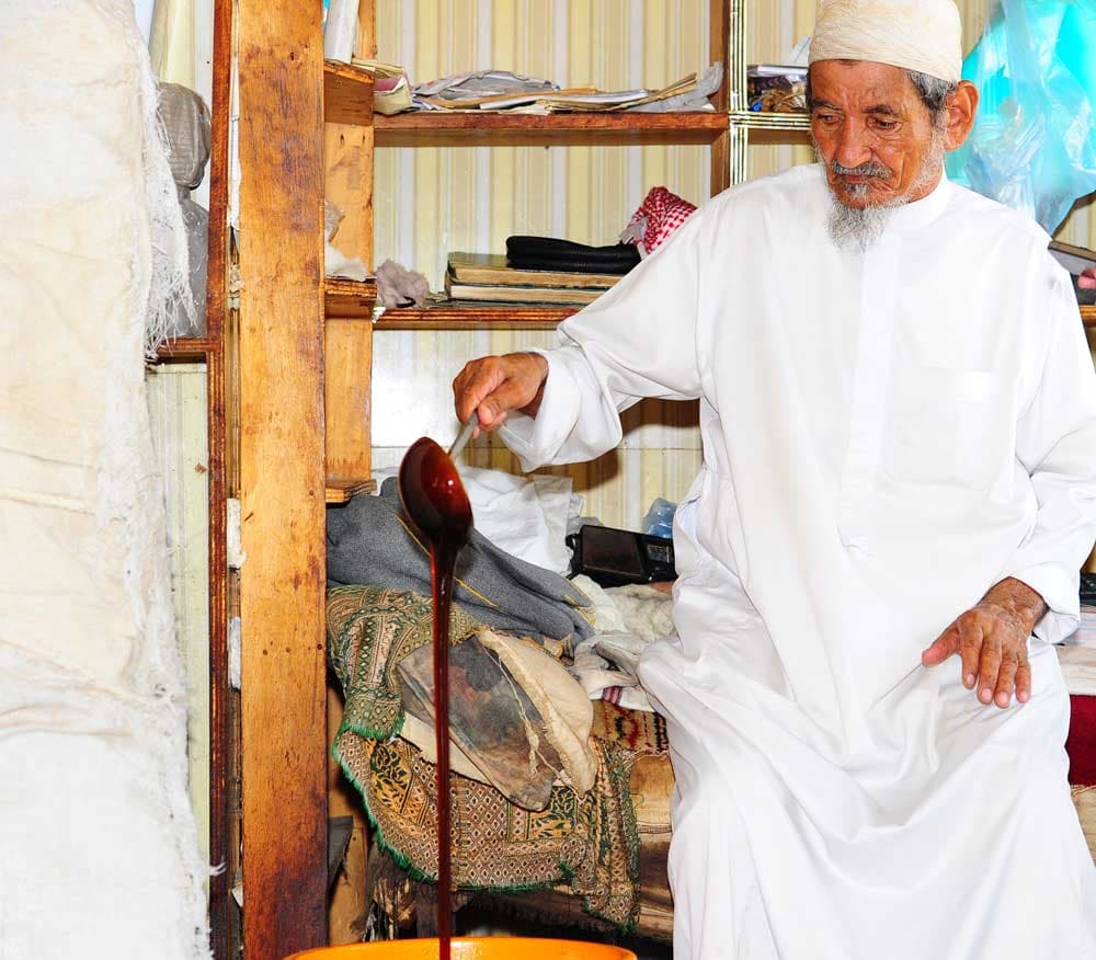 قصة مصورة : سوق ينبع الشعبي دكاكين صغيرة تختزل قصة الحركة الاقتصادية