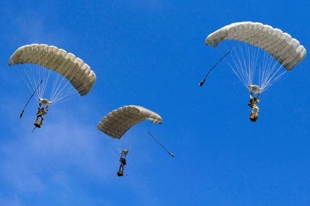قصة مصورة : مناورات للقوات الخاصة السعودية والفرنسية في جزيرة كورسيكا
