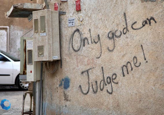 قصة مصورة: الكتابة على الجدارن.. تلوث بصري يعبر عن الذات