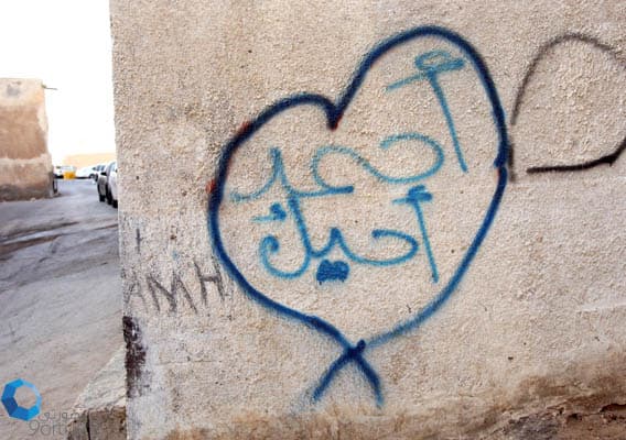 قصة مصورة: الكتابة على الجدارن.. تلوث بصري يعبر عن الذات