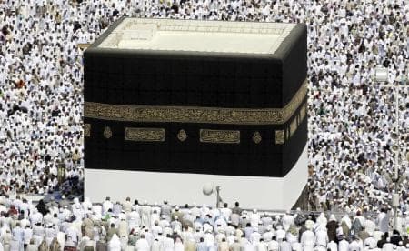 قصة مصورة : المسلمون يؤدون صلاة الجمعة في المسجد الحرام