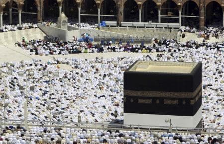 قصة مصورة : المسلمون يؤدون صلاة الجمعة في المسجد الحرام