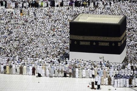 قصة مصورة : المسلمون يؤدون صلاة الجمعة في المسجد الحرام