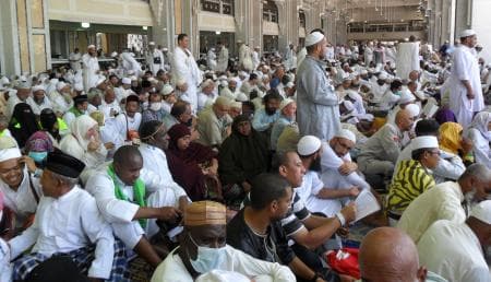 قصة مصورة : المسلمون يؤدون صلاة الجمعة في المسجد الحرام