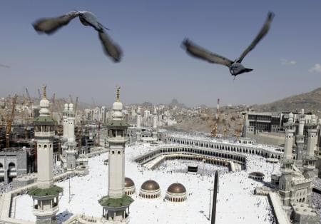 قصة مصورة : المسلمون يؤدون صلاة الجمعة في المسجد الحرام