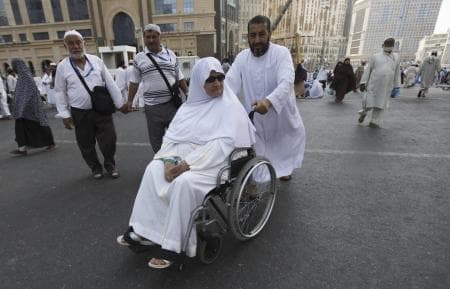 قصة مصورة : المسلمون يؤدون صلاة الجمعة في المسجد الحرام