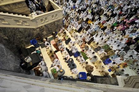 قصة مصورة: الحجاج يستعدون لقضاء أول أيام الحج غدا الأربعاء