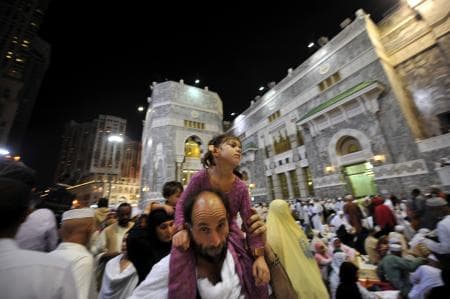 قصة مصورة: الحجاج يستعدون لقضاء أول أيام الحج غدا الأربعاء