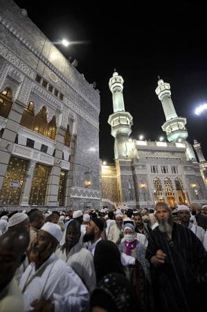 قصة مصورة: الحجاج يستعدون لقضاء أول أيام الحج غدا الأربعاء