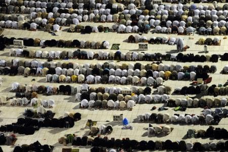 قصة مصورة: الحجاج يستعدون لقضاء أول أيام الحج غدا الأربعاء