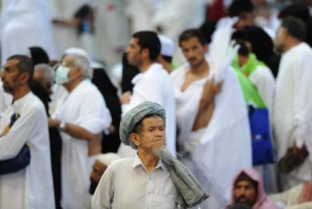 قصة مصورة: الحجاج يستعدون لقضاء أول أيام الحج غدا الأربعاء