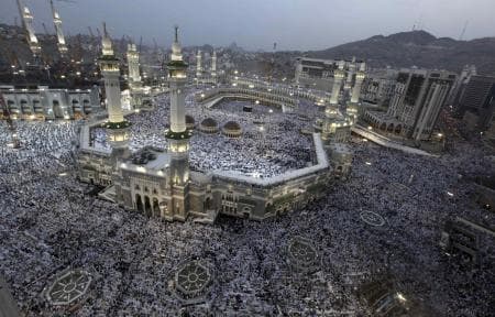 قصة مصورة: الحجاج يستعدون لقضاء أول أيام الحج غدا الأربعاء