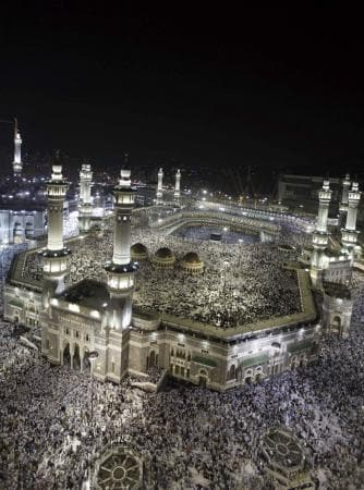 قصة مصورة: الحجاج يستعدون لقضاء أول أيام الحج غدا الأربعاء
