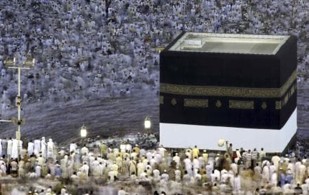 قصة مصورة: الحجاج يستعدون لقضاء أول أيام الحج غدا الأربعاء