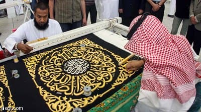 قصة مصورة : 240 صانعا وإداريا يعملون على كسوة الكعبة المشرفة