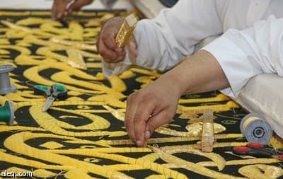 قصة مصورة : 240 صانعا وإداريا يعملون على كسوة الكعبة المشرفة