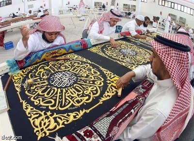 قصة مصورة : 240 صانعا وإداريا يعملون على كسوة الكعبة المشرفة