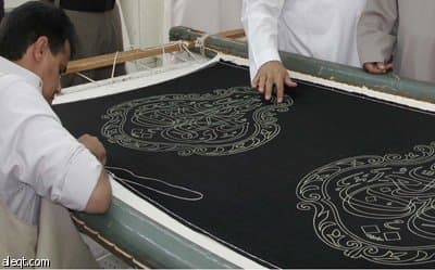 قصة مصورة : 240 صانعا وإداريا يعملون على كسوة الكعبة المشرفة
