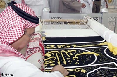 قصة مصورة : 240 صانعا وإداريا يعملون على كسوة الكعبة المشرفة
