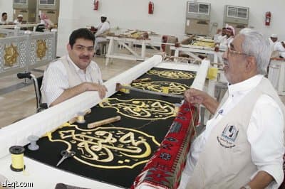 قصة مصورة : 240 صانعا وإداريا يعملون على كسوة الكعبة المشرفة
