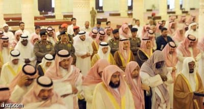 أمير الرياض بالنيابة يؤدي صلاة الميت على الأمير عبدالله بن جلوي