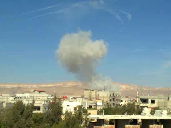 أشتباكات عنيفة في بلدة زملكا.. وغارة جوية يشنها النظام  على شرق دمشق