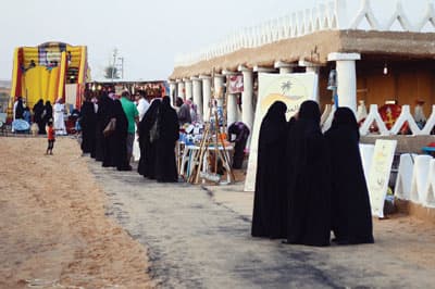 «بحيرة الملح»  في العوشزية.. مقصد عشاق الريف