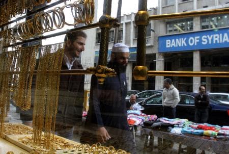 قصة مصورة: السوريون يبيعون مجوهراتهم ليتمكنوا من تأمين لقمة العيش