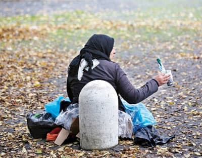 امرأة تطلب المال في شارع وسط مدينة لشبونة