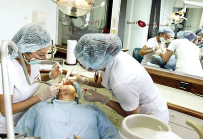 سياح أمريكيون يعالجون أسنانهم في كوستاريكا