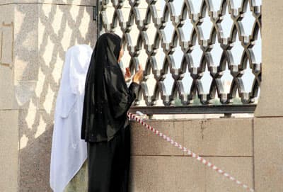 ناس وناس :امرأتان تتوقفان أمام مقبرة البقيع في المدينة المنورة