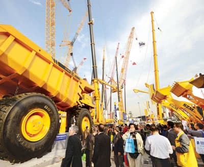 زوار في معرض «باوما الصين 2012» لآلات البناء في شنجغاي