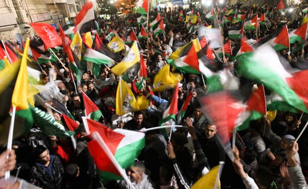 قصة مصورة: الفلسطينيون يحتفلون  بفوزهم باعتراف ضمني بدولة ذات سيادة في الامم المتحدة