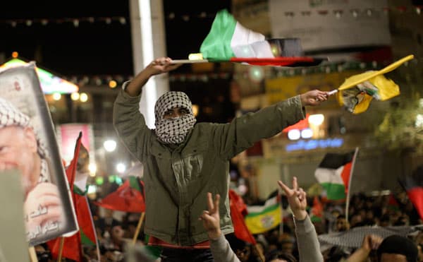 قصة مصورة: الفلسطينيون يحتفلون  بفوزهم باعتراف ضمني بدولة ذات سيادة في الامم المتحدة