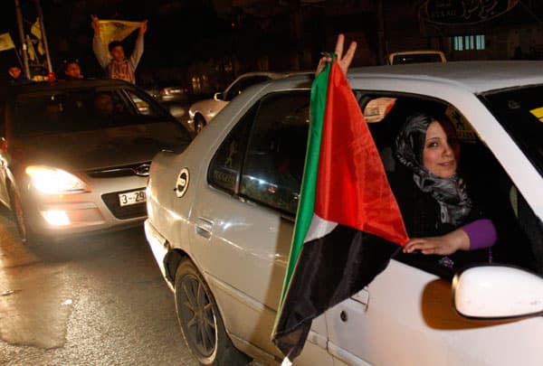 قصة مصورة: الفلسطينيون يحتفلون  بفوزهم باعتراف ضمني بدولة ذات سيادة في الامم المتحدة
