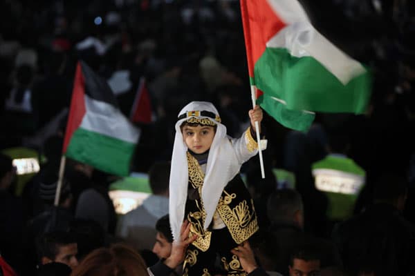 قصة مصورة: الفلسطينيون يحتفلون  بفوزهم باعتراف ضمني بدولة ذات سيادة في الامم المتحدة