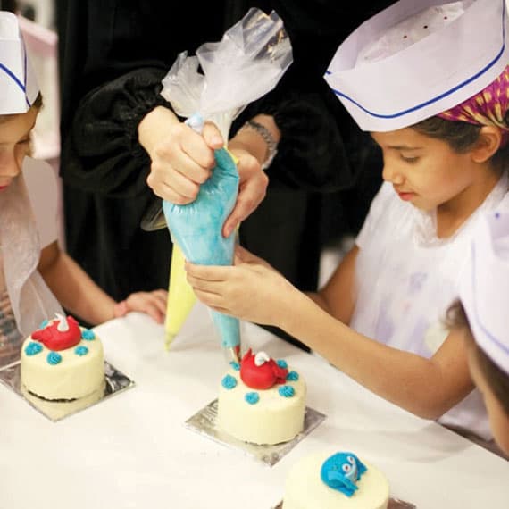 سعودية تؤسس مشروعا غذائيا تعليميا لتزيين الكيك بأيادي أطفال