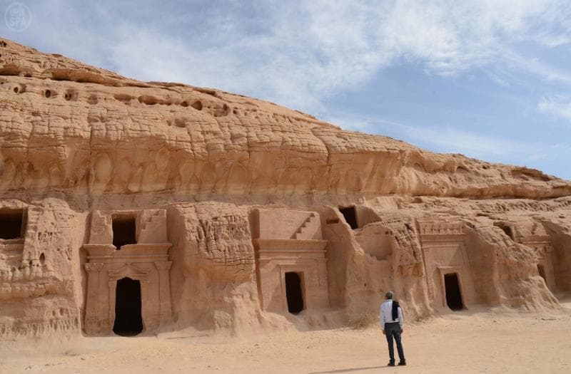 قصة مصورة: 100 دبلوماسي أجنبي يقفون على جبال مدائن صالح