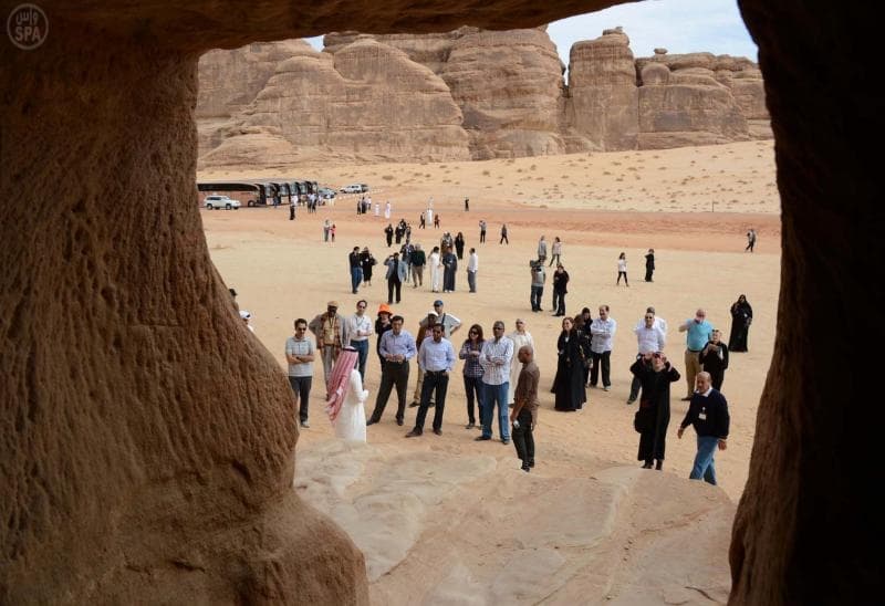 قصة مصورة: 100 دبلوماسي أجنبي يقفون على جبال مدائن صالح