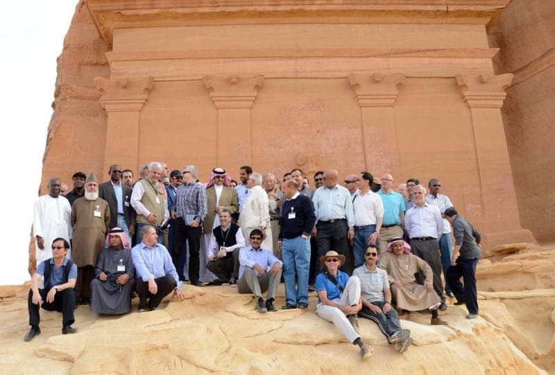 قصة مصورة: 100 دبلوماسي أجنبي يقفون على جبال مدائن صالح