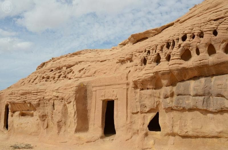 قصة مصورة: 100 دبلوماسي أجنبي يقفون على جبال مدائن صالح