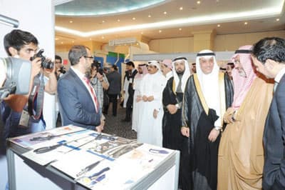 مناقشة تجربة جراحة المناظير التقنية في الرياض