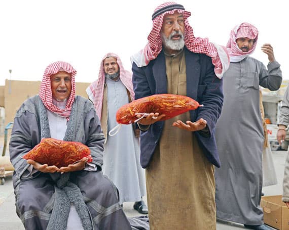 سوق الجردة في بريدة يجمع المتناقضات.. «الجراد» و«الكمأة»