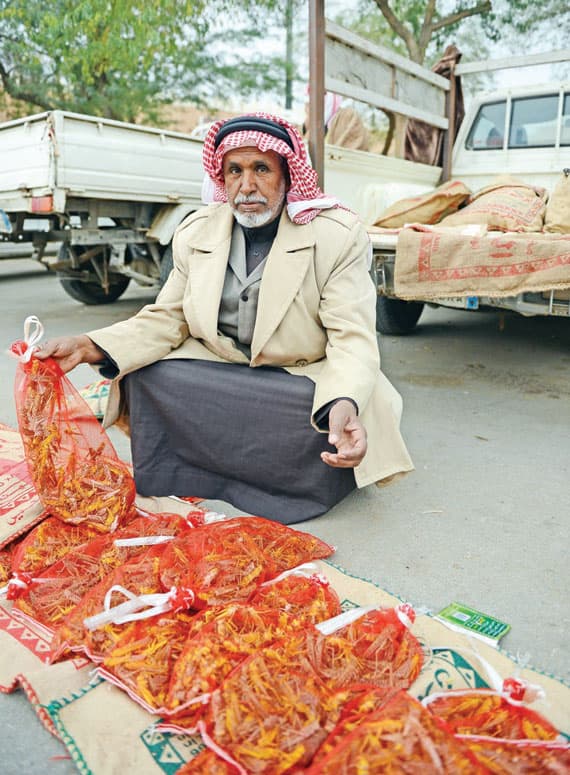 سوق الجردة في بريدة يجمع المتناقضات.. «الجراد» و«الكمأة»