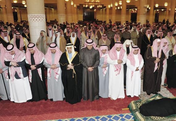 نائب أمير الرياض يصلي على الأميرة موضي